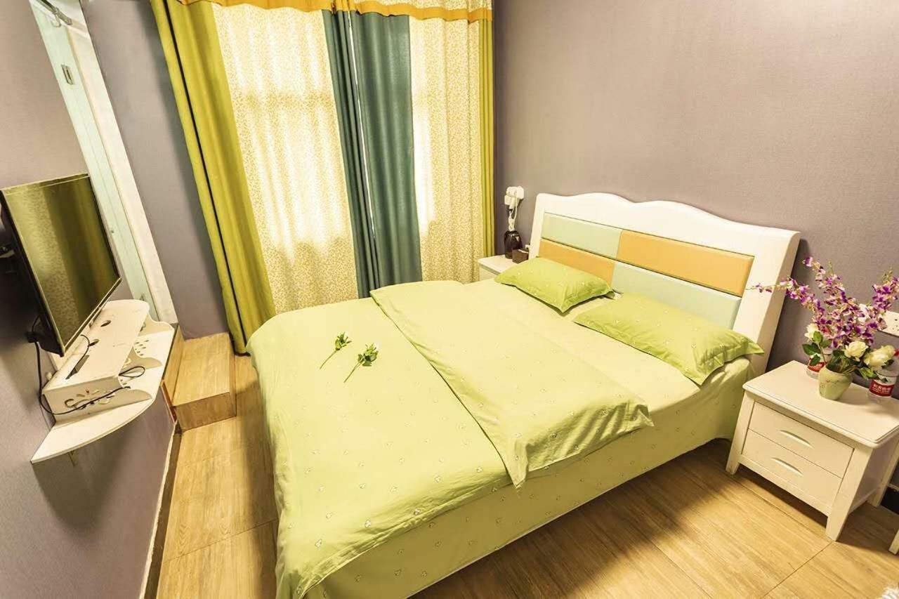 Huanlesong Youth Hostel Ухань Экстерьер фото