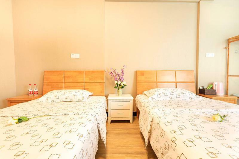 Huanlesong Youth Hostel Ухань Экстерьер фото