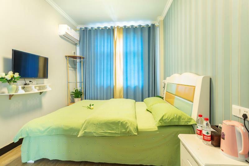 Huanlesong Youth Hostel Ухань Экстерьер фото