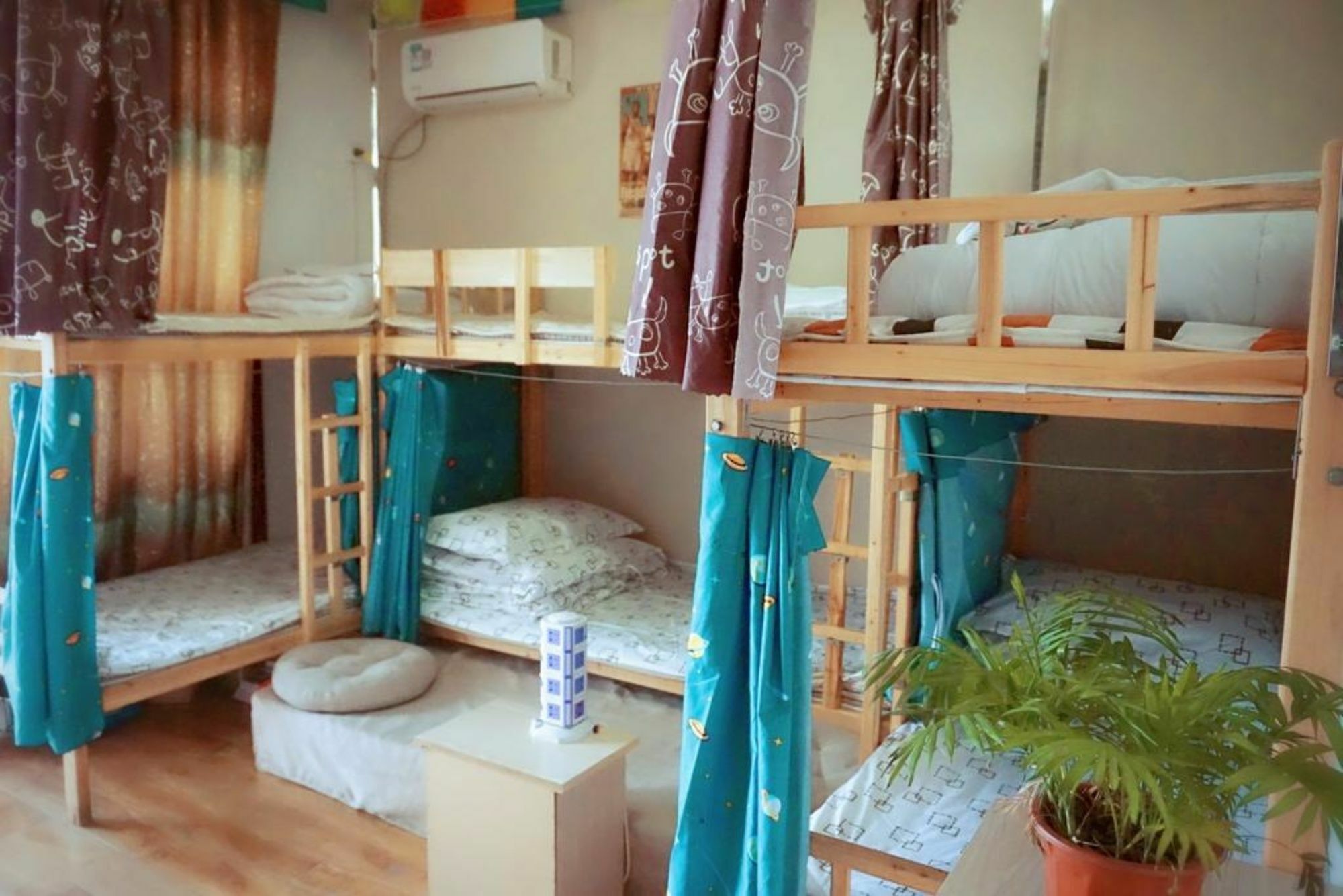 Huanlesong Youth Hostel Ухань Экстерьер фото